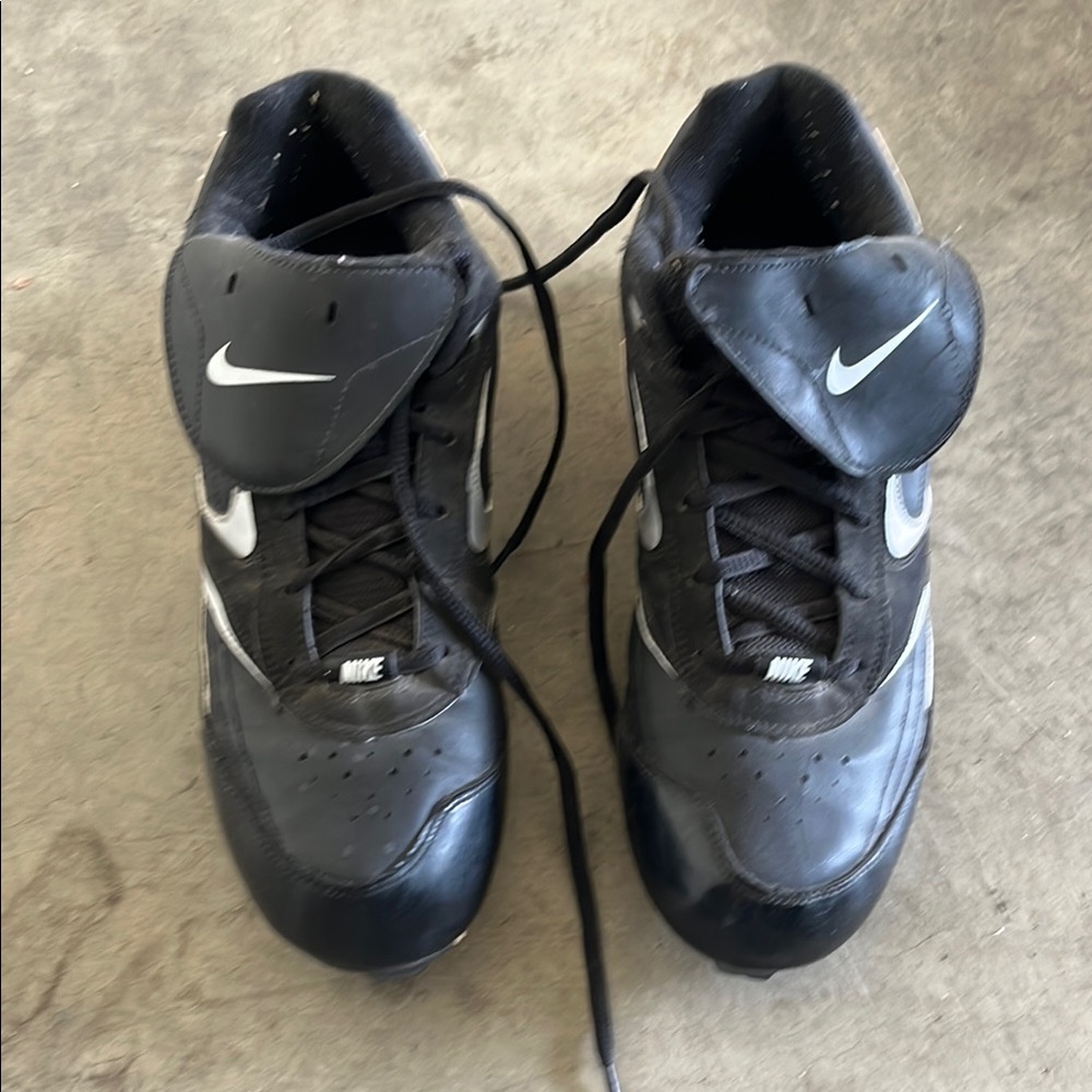 Nike Men's Black and Gray Athletic Shoes